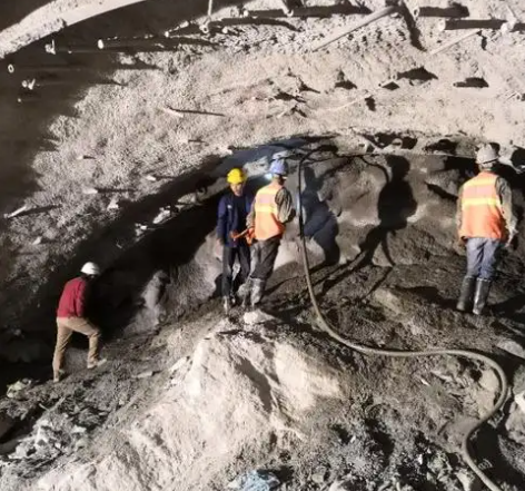 城中隧道拱顶带模注浆料，微膨胀注浆料的特点及施工工艺